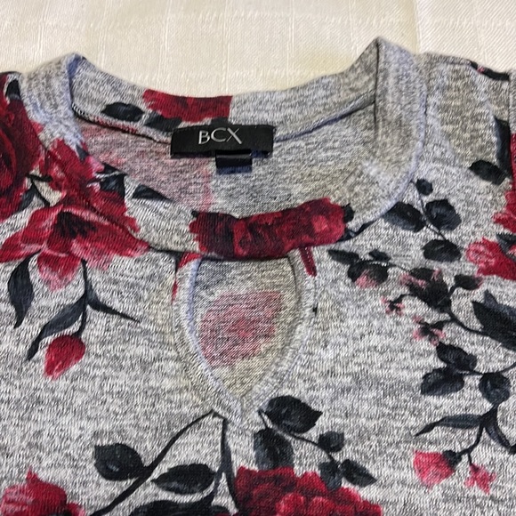 BCX cold shoulder top. - Picture 4 of 7